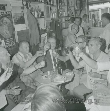 Παρέα στο καφενείο του Απότσου. Αριστερά, ο Γιώργος Κατσίμπαλης.