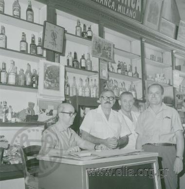 Ο φωτογράφος Δημήτρης Παπαδήμος (κέντρο) στο καφενείο του Απότσου.