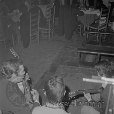 Πλάκα. Το τρίο Κιτάρα. Ταβέρνα 