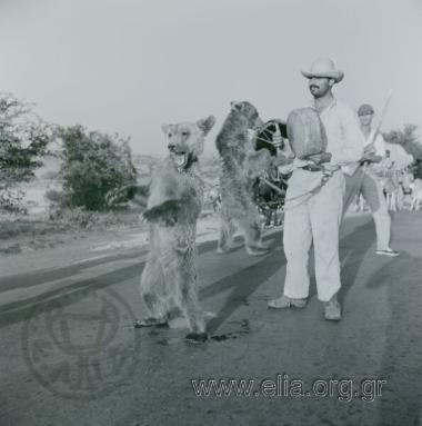 Καραβάνι τσιγγάνων: αρκουδιάρηδες.