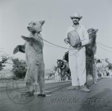 Καραβάνι τσιγγάνων: ο αρκουδιάρης.