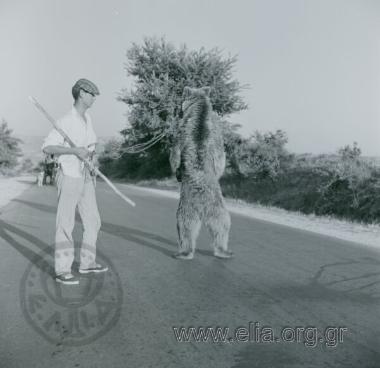 Καραβάνι τσιγγάνων: ο αρκουδιάρης.