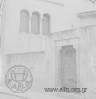 Η οικία της λαογράφου Αγγελικής Χατζημιχάλη. Στεγάζει το Μουσείο Λαϊκής Τέχνης και Παράδοσης. Το κτίριο είναι έργο του αρχιτέκτονα Αριστοτέλη Ζάχου.