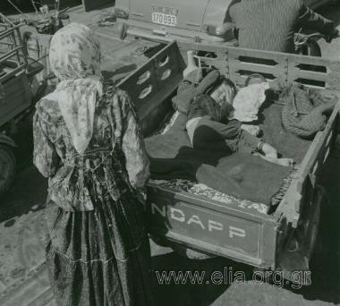 Στο πλοίο: τσιγγάνοι σε τρίκυκλο (Zundapp).