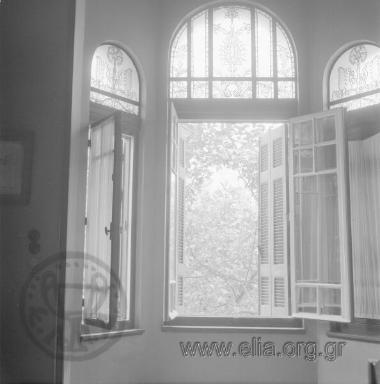 Η οικία της λαογράφου Αγγελικής Χατζημιχάλη. Στεγάζει το Μουσείο Λαϊκής Τέχνης και Παράδοσης. Το κτίριο είναι έργο του αρχιτέκτονα Αριστοτέλη Ζάχου.