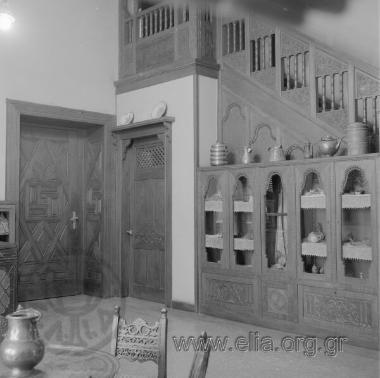 Η οικία της λαογράφου Αγγελικής Χατζημιχάλη. Στεγάζει το Μουσείο Λαϊκής Τέχνης και Παράδοσης. Το κτίριο είναι έργο του αρχιτέκτονα Αριστοτέλη Ζάχου.