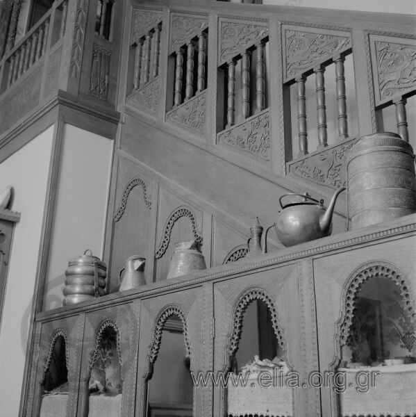 Η οικία της λαογράφου Αγγελικής Χατζημιχάλη. Στεγάζει το Μουσείο Λαϊκής Τέχνης και Παράδοσης. Το κτίριο είναι έργο του αρχιτέκτονα Αριστοτέλη Ζάχου.