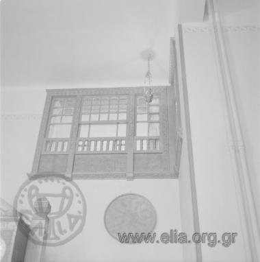Η οικία της λαογράφου Αγγελικής Χατζημιχάλη. Στεγάζει το Μουσείο Λαϊκής Τέχνης και Παράδοσης. Το κτίριο είναι έργο του αρχιτέκτονα Αριστοτέλη Ζάχου.
