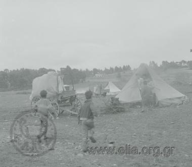 Καταυλισμός τσιγγάνων. Στο βάθος ένα τρίκυκλο Πίτσος.
