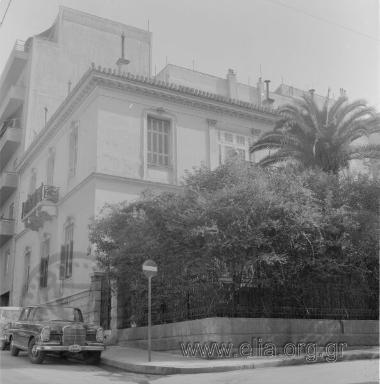 Οικία Αντωνίου και Ελένης Σταθάτου, συμβολή οδών Ηροδότου και Αλωπεκής.