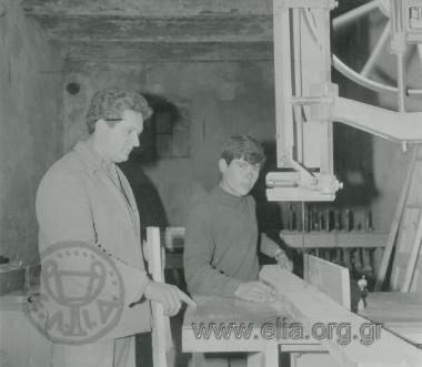 Τρόφιμος του Σωφρονιστικού Καταστήματος Γυθείου εργάζεται σε ξυλουργείο.