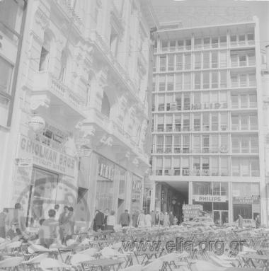 Πλατεία Συντάγματος. Αριστερά, το Μέγαρο Πάλλη (οδός Καραγεώργη Σερβίας 1 και Πλατεία Συντάγματος).