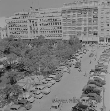 Πλατεία Κλαυθμώνος. Τα κτίρια της οδού Δραγατσανίου (υπουργείο εσωτερικών, γραφεία ΟΠΑΠ).