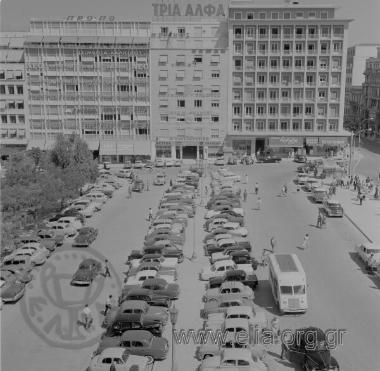 Πλατεία Κλαυθμώνος. Τα κτίρια της οδού Δραγατσανίου (γραφεία ΟΠΑΠ, Ναυτεμπορικής και στη γωνία με την οδό Σταδίου το υπουργείο Εργασίας).