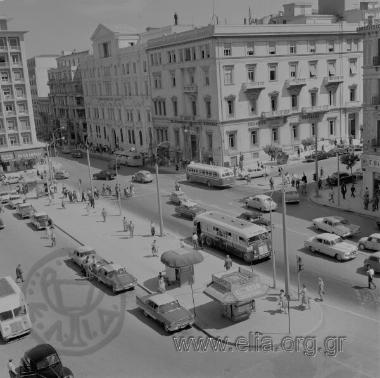 Πλατεία Κλαυθμώνος, οδός Σταδίου. Απέναντι, η οδός Κοραή. Στη γωνία των οδών Σταδίου και Κοραή, το κτίριο της Τραπέζης Πειραιώς και δίπλα το κτίριο της Εθνικής Τραπέζης.