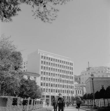 Οδός Σταδίου, Παλαιά Βουλή. Απέναντι πολυώροφο κτίριο όπου και η στοά Λεμού.