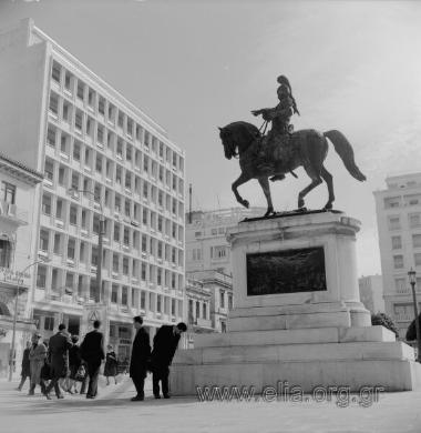 Οδός Σταδίου, Παλαιά Βουλή. Ο έφιππος ανδριάντας του Θεόδωρου Κολοκοτρώνη, έργο του γλύπτη Λάζαρου Σώχου. Απέναντι η στοά Λεμού.