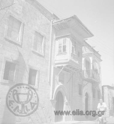 Πέτρινο σπίτι με ξύλινο σαχνισί.