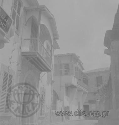 Δρόμος με σπίτια με σαχνισιά.