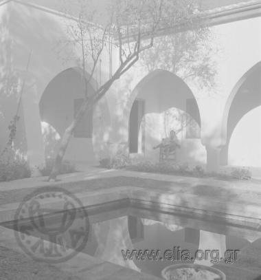 Ο Δημήτρης Παπαδήμος στο σπίτι του Austen Harrison στη Λάπηθο.