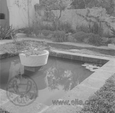 Ο κήπος του Austen Harrison στη Λάπηθο. Η λίμνη με τα νούφαρα.