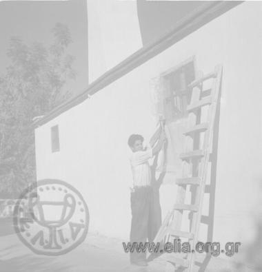 Εργάτης στο σπίτι του Austen Harrison στη Λάπηθο.