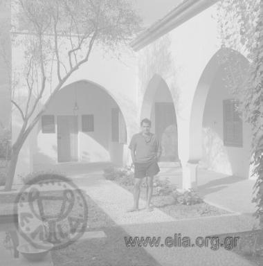 Ο Δημήτρης Παπαδήμος στο σπίτι του Austen Harrison στη Λάπηθο.