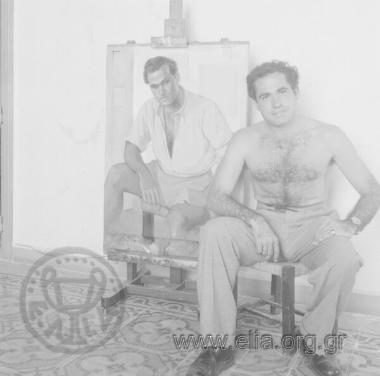 Ο Δημήτρης Παπαδήμος στο ατελιέ του Ανδρέα Νομικού. Ποζάρει δίπλα στο πορτραίτο του.