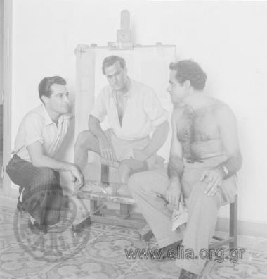 Ατελιέ του Ανδρέα Νομικού. Ο ζωγράφος και ο Δημήτρης Παπαδήμος φωτογραφίζονται δίπλα στο πορτραίτο του Παπαδήμου.