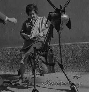 Η Ναταλία Μελά με την κατσίκα της, στο atelier της, Μουρούζη 5.