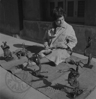 Η Ναταλία Μελά με τους καλλικάντζαρους, στο atelier της, Μουρούζη 5.