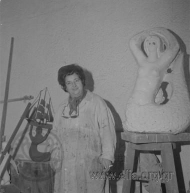Η Ναταλία Μελά με τη γοργόνα στο atelier της.