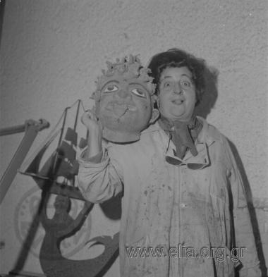 Η Ναταλία Μελά με τη μέδουσα στο atelier της.