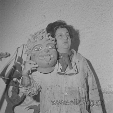 Η Ναταλία Μελά με τη μέδουσα στο atelier της.