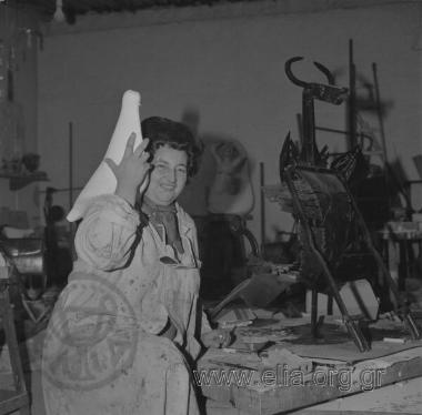 Η Ναταλία Μελά με λευκό περιστέρι στο atelier της.