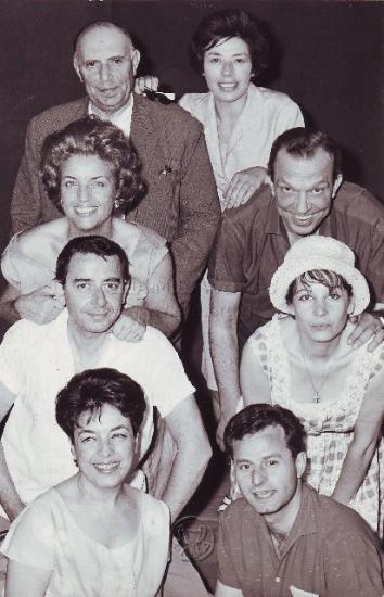 Από πάνω προς τα κάτω: Ορέστης Μακρής, Ρένα Ντορ, Άννα Καλουτά, Αλέκος Λειβαδίτης, Τάκης Μηλιάδης, Μπέττυ Μοσχονά, Μαρία Καλουτά, Γιώργος Κάπης.