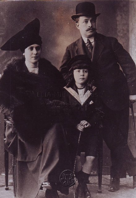 Ο Κάρολος Κουν σε παιδική ηλικά, με τους γονείς του.