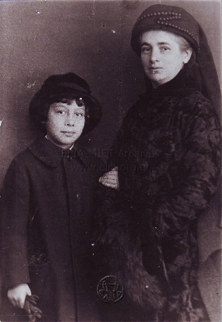 Ο Κάρολος Κουν σε παιδική ηλικία, με τη μητέρα του.