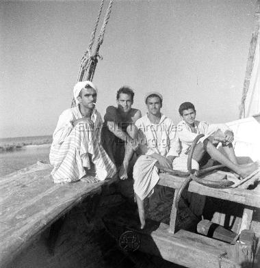 Ο Δημήτρης Παπαδήμος και τρεις φελάχοι σε φελούκα.