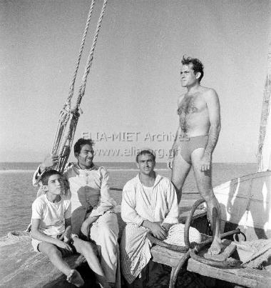 Ο Δημήτρης Παπαδήμος και τρεις φελάχοι σε φελούκα.