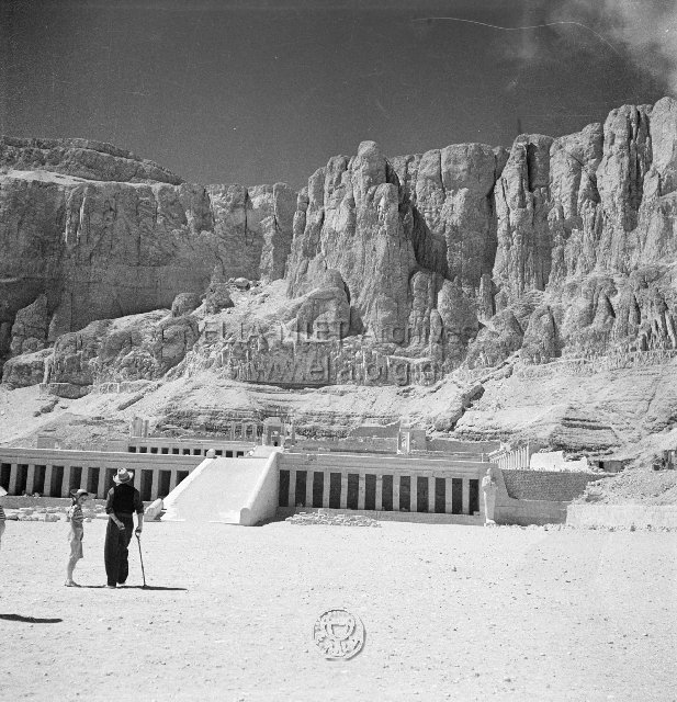 Deir el-Bahary. Γενική άποψη του νεκρικού ναού της Hatshepsut. Οι νεκρικοί ναοί κτίζονταν κοντά ή δίπλα στους βασιλικούς τάφους ως μνημεία της βασιλείας ή/και λατρείας του νεκρού Φαραώ. Αριστερά, ο σκηνοθέτης Goffredo Alessandrini.