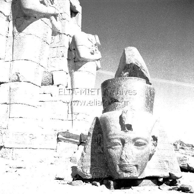 Θήβαι, Νεκρόπολις. Ramesseum, νεκρικό μνημείο του φαραώ Ramesses II (Ραμσής Β΄). Σε πρώτο πλάνο, κεφαλή του φαραώ.