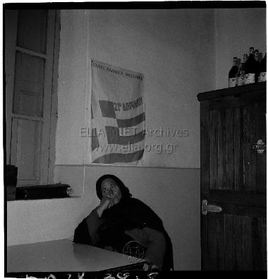 Μαντηλοφορούσα κάτω από την αφίσα της 21ης Απριλίου.