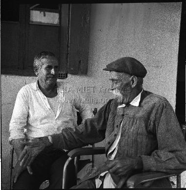 Στο καφενείο.