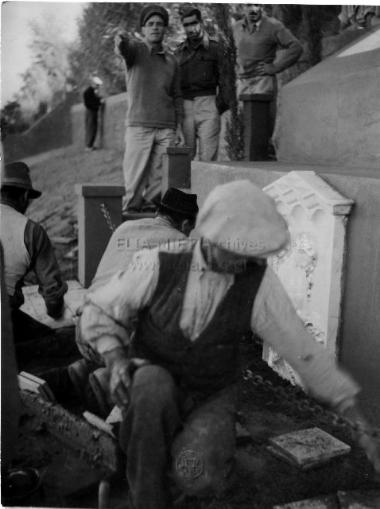 Κατασκευή μνημείου πεσόντων στο Ρίμινι.