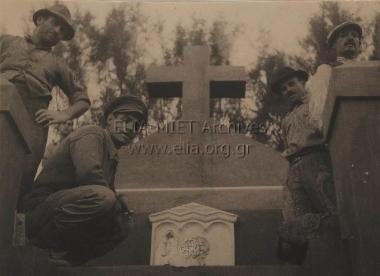 Κατασκευή μνημείου πεσόντων στη μάχη του Ρίμινι.