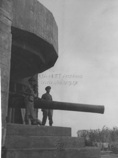 Έλληνες αξιωματικοί και πυροβόλο.