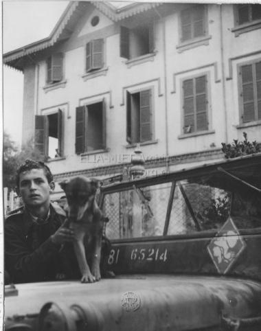 Έλληνας στρατιώτης με το σκύλο του.