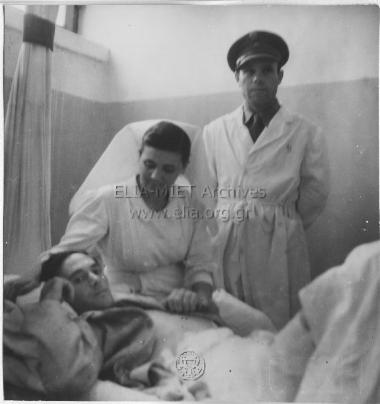 Άγγλος τραυματίας και έλληνες νοσηλευτές.