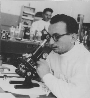 Γιατρός στο ελληνικό νοσοκομείο Σενεγκάλιας.